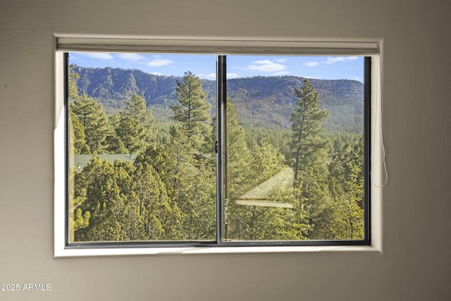 room details featuring a mountain view