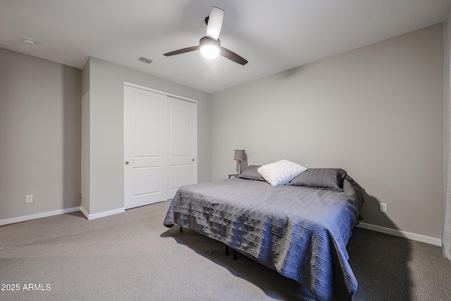 bedroom with carpet, a closet, visible vents, a ceiling fan, and baseboards