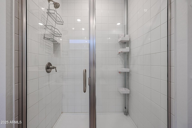 bathroom featuring a tile shower