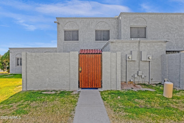 view of front of house featuring a front yard