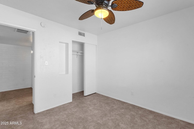 unfurnished bedroom featuring ceiling fan and a closet