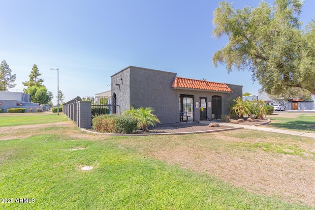 view of front of home featuring a front lawn