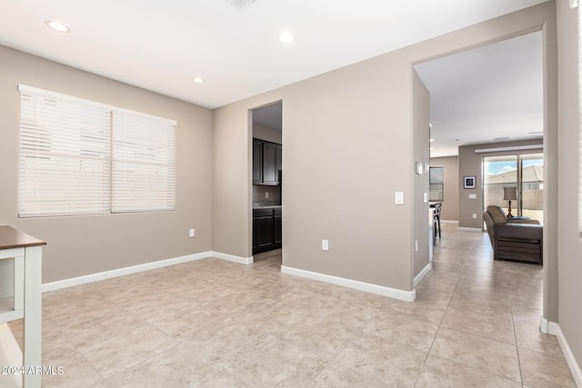 empty room featuring light tile patterned flooring