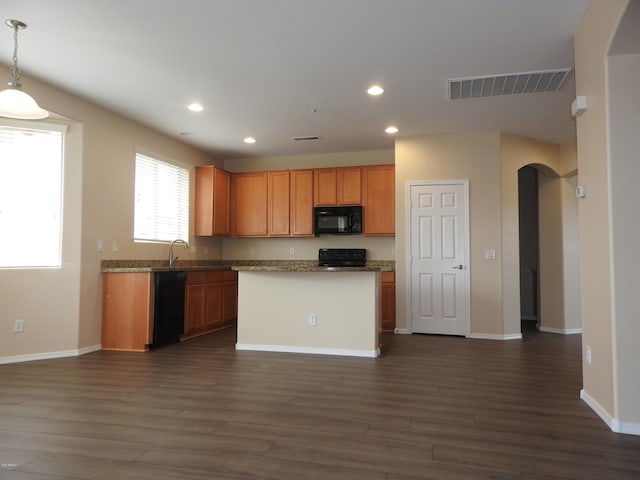 kitchen with arched walkways, recessed lighting, dark wood-type flooring, visible vents, and black appliances