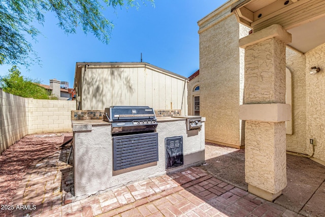 619 E Jensen St Unit 14, Mesa, AZ 85203 - fenced backyard featuring an outdoor kitchen and a patio