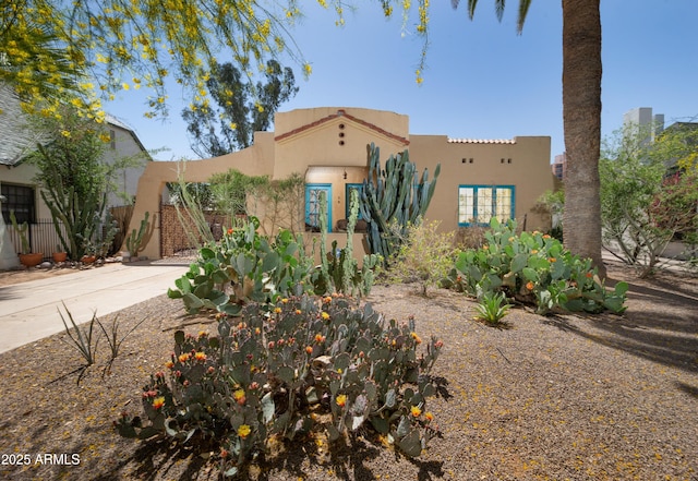 39 E Hoover Ave, Phoenix, AZ 85004 - pueblo-style home with fence and stucco siding