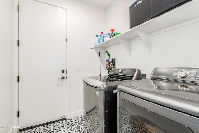 washroom with laundry area and independent washer and dryer