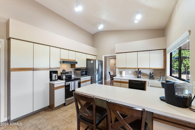 kitchen with kitchen peninsula, a kitchen breakfast bar, white cabinetry, and stainless steel appliances