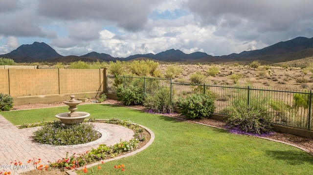 view of yard featuring a mountain view