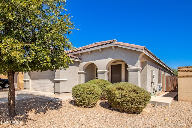 view of front facade featuring a garage