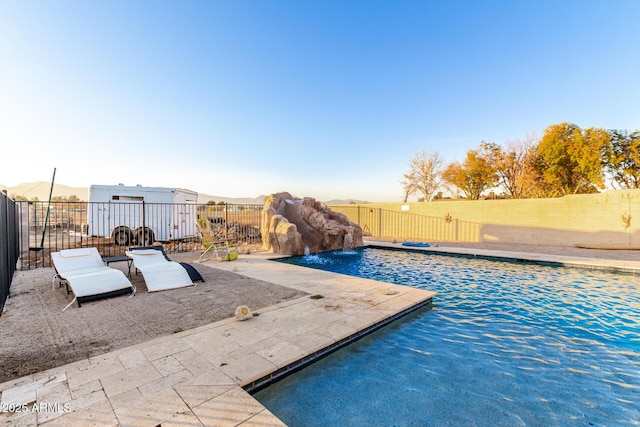 view of pool featuring a patio, a fenced backyard, and a jacuzzi