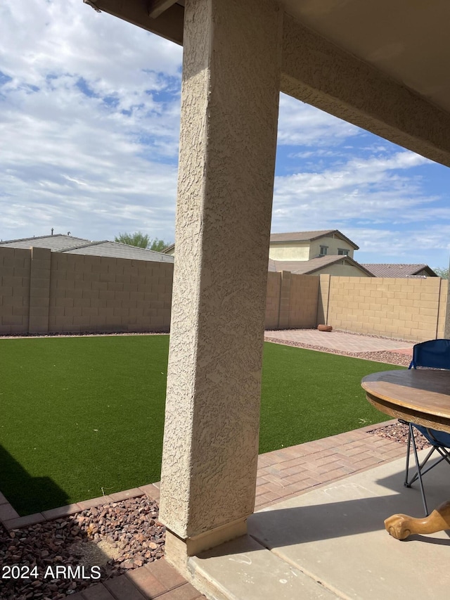 view of yard featuring a patio