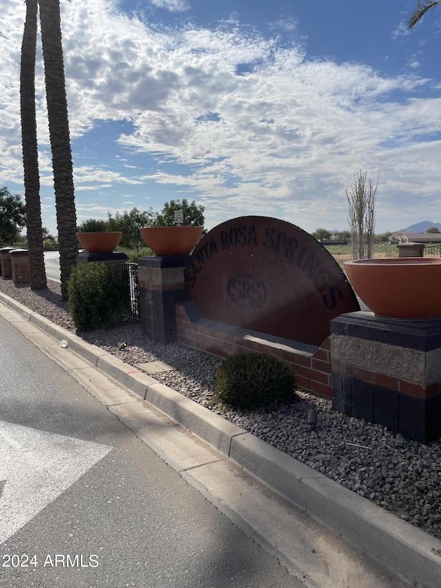 view of community / neighborhood sign