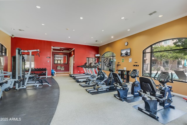 workout area featuring recessed lighting, visible vents, baseboards, and crown molding