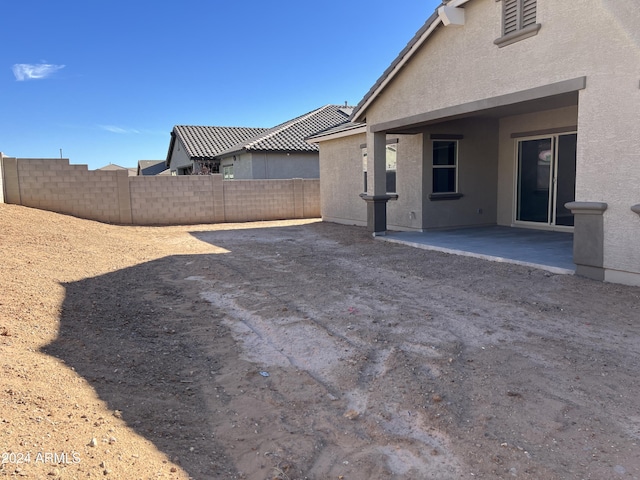 view of yard featuring a patio