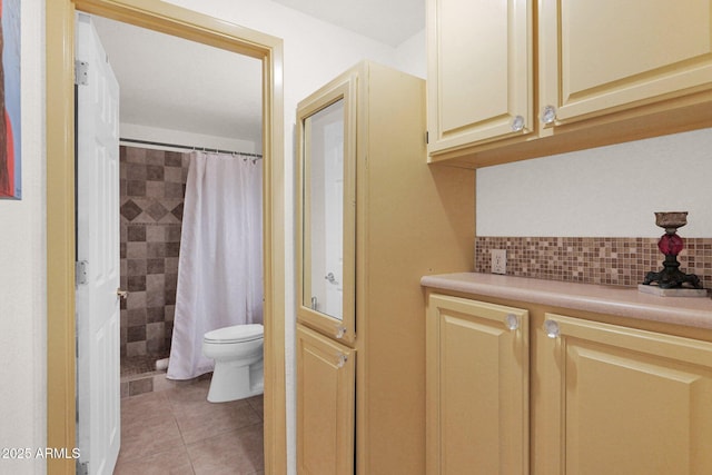 full bath with tile patterned flooring, toilet, a shower with curtain, and tasteful backsplash