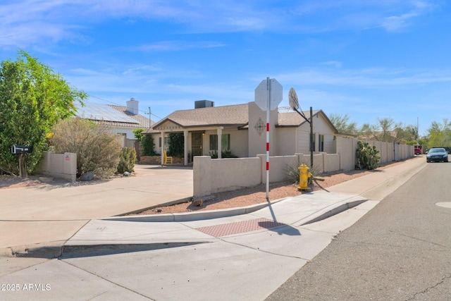 view of front of house featuring a fenced front yard