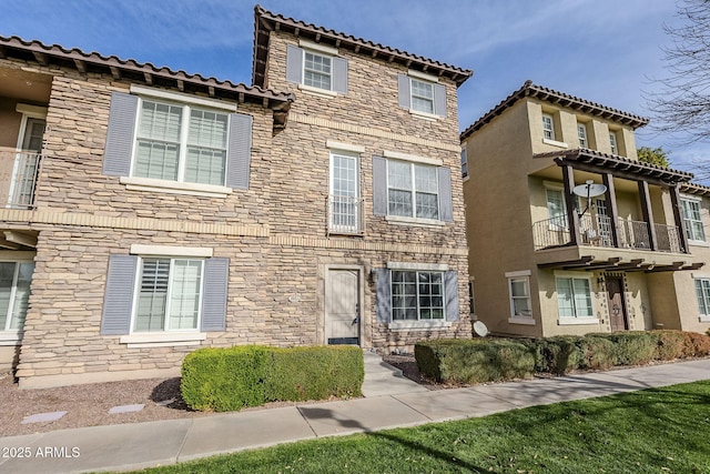 view of front of property featuring a balcony