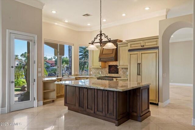 1507 E Treasure Cove Dr, Gilbert, AZ 85234 - kitchen featuring crown molding, a kitchen island, custom range hood, arched walkways, and backsplash