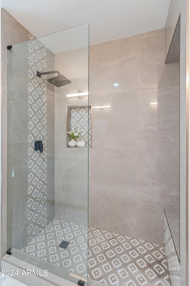 bathroom featuring a tile shower