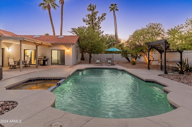 pool at dusk with a pergola, an in ground hot tub, and a patio area