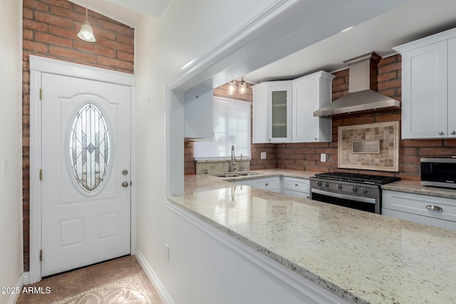entryway featuring baseboards