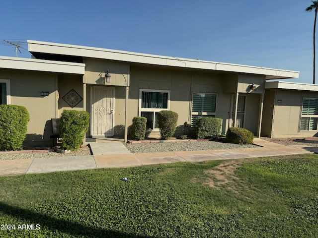 view of front of house with a front lawn