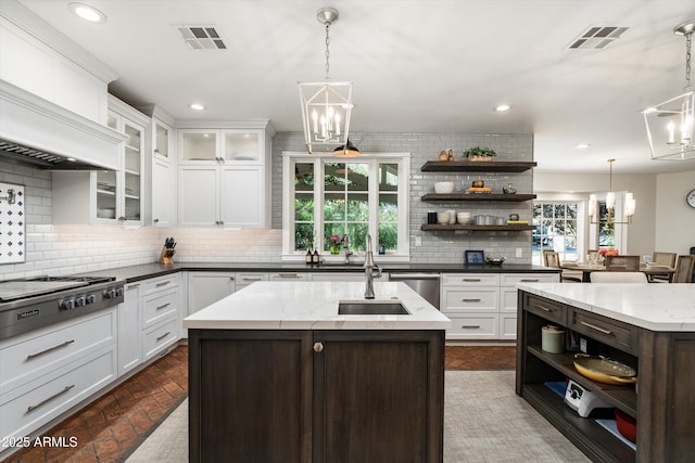 5112 N 41st St, Phoenix, AZ 85018 - kitchen featuring open shelves, a chandelier, a kitchen island with sink, and recessed lighting