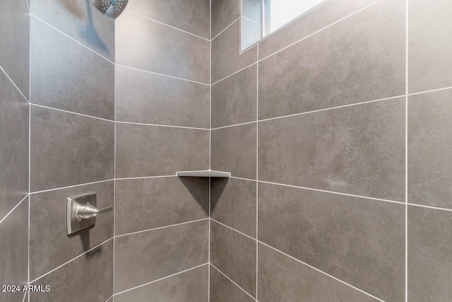 room details featuring tiled shower