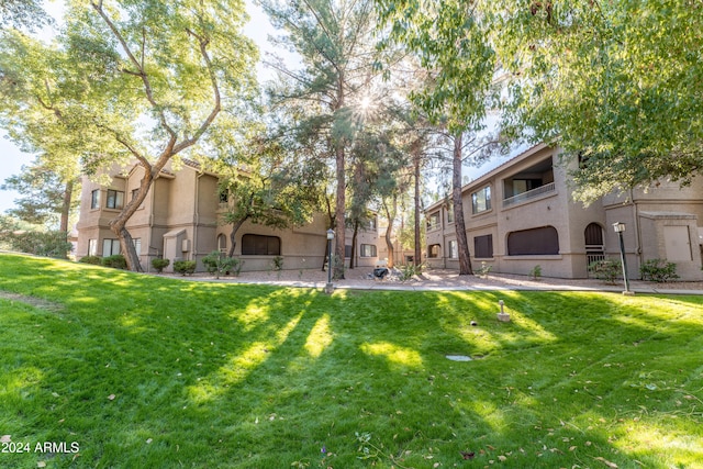 view of property's community featuring a lawn