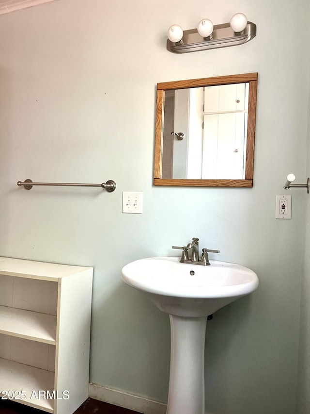 709 W Maple St, Winslow, AZ 86047 - bathroom featuring a sink
