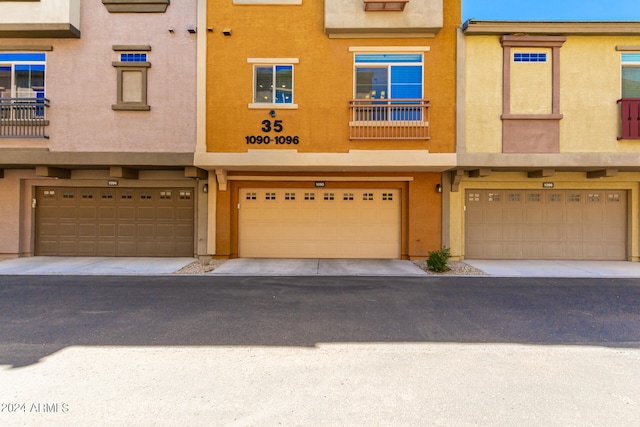 townhome / multi-family property featuring a garage