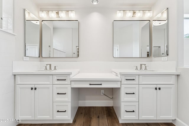 11008 N 119th Pl, Scottsdale, AZ 85259 - full bath featuring two vanities and wood finished floors