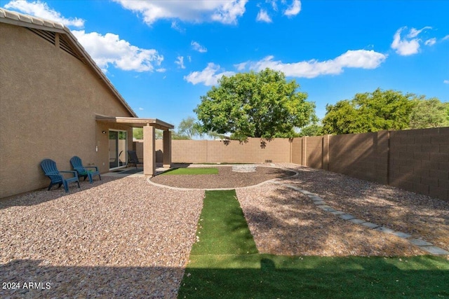 view of yard featuring a patio