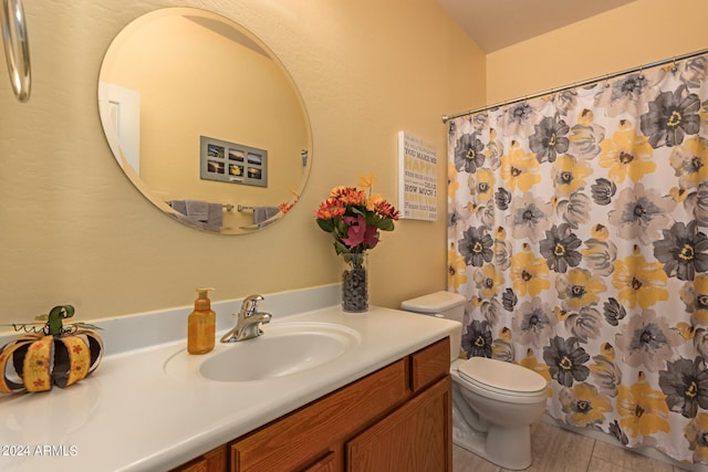 bathroom featuring a shower with curtain, vanity, and toilet