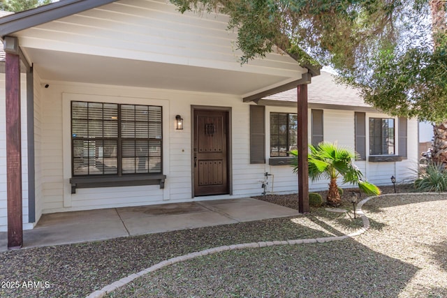 property entrance featuring a porch