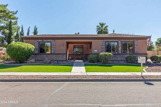 ranch-style house featuring a front yard