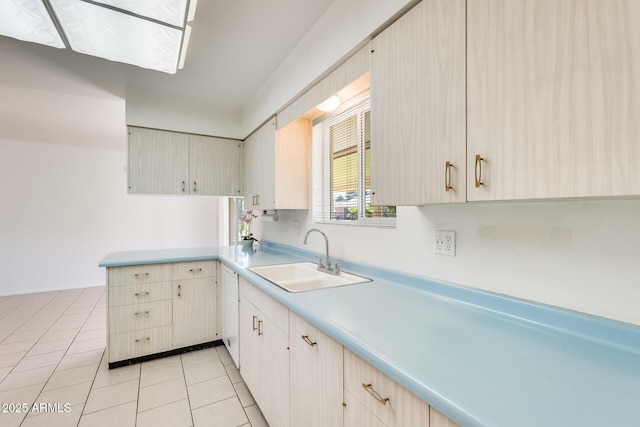 kitchen featuring sink, light tile patterned floors, and kitchen peninsula