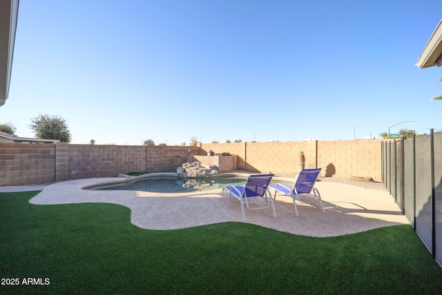 view of yard with a patio