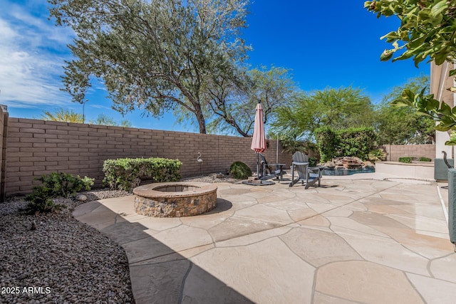 1635 W Windsong Dr, Phoenix, AZ 85045 - view of patio / terrace with a fenced backyard and a fire pit