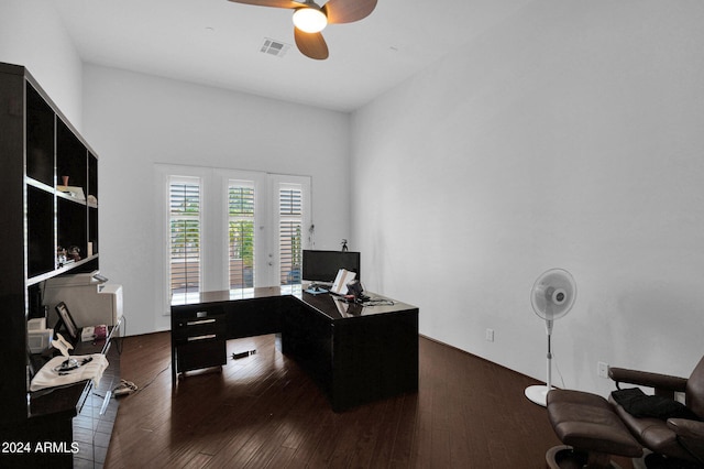 office area featuring dark wood-type flooring and ceiling fan