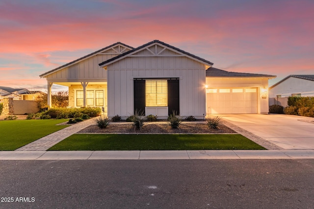 view of front facade featuring a garage and a yard