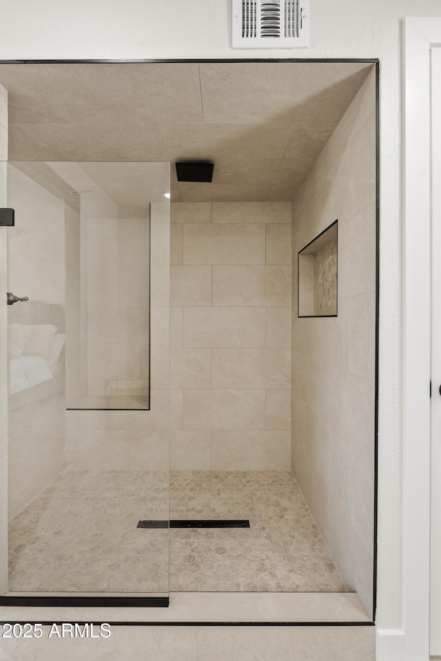 6001 N 10th Way, Phoenix, AZ 85014 - full bathroom featuring tiled shower