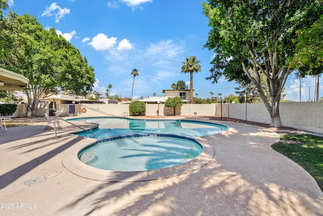 6001 N 10th Way, Phoenix, AZ 85014 - view of swimming pool featuring a fenced backyard, a patio, and a pool with connected hot tub