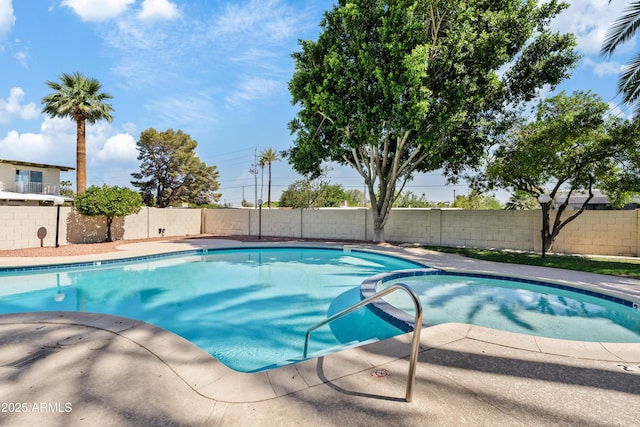 6001 N 10th Way, Phoenix, AZ 85014 - view of swimming pool with a fenced backyard
