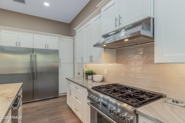 1002 W Rock Springs Cir, Payson, AZ 85541 - kitchen featuring high quality appliances, under cabinet range hood, white cabinetry, tasteful backsplash, and recessed lighting