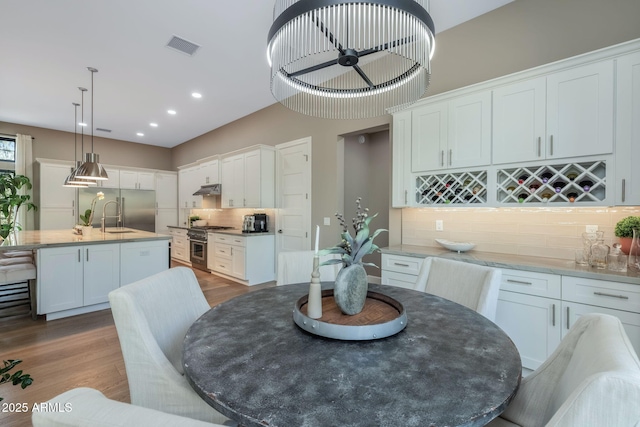 1002 W Rock Springs Cir, Payson, AZ 85541 - dining area featuring wood finished floors, recessed lighting, and bar