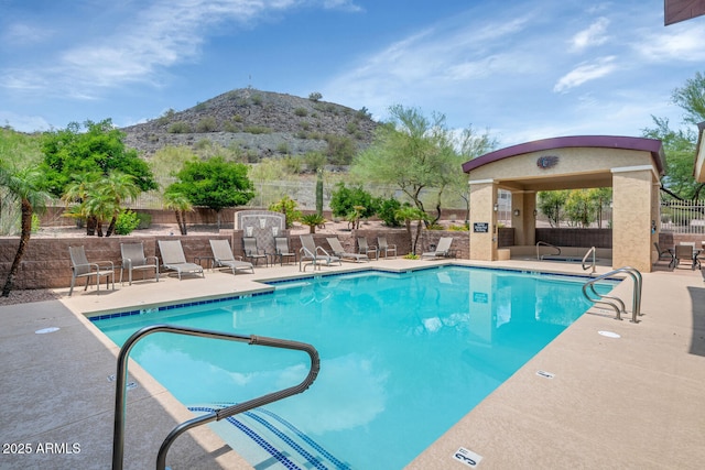 9820 N Central Ave Unit 303, Phoenix, AZ 85020 - community pool with a mountain view, a patio area, and fence