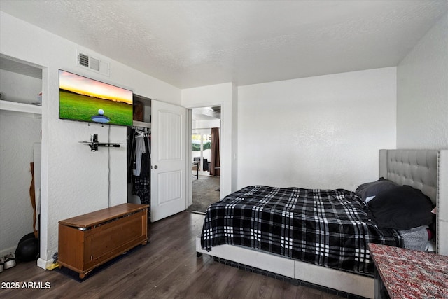 3551 N 12th St Unit 101, Phoenix, AZ 85014 - bedroom featuring dark wood-style flooring and a textured wall