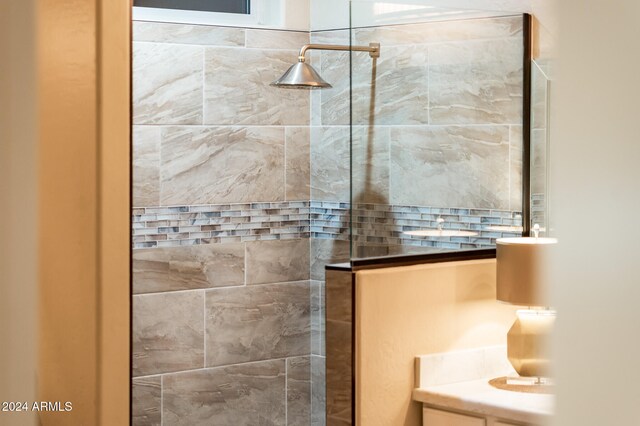 bathroom featuring a tile shower